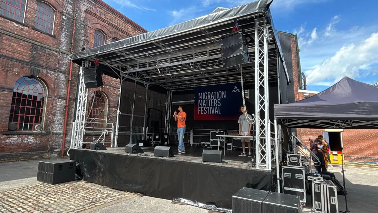 Speaker using a microphone on a 7x6m festival stage